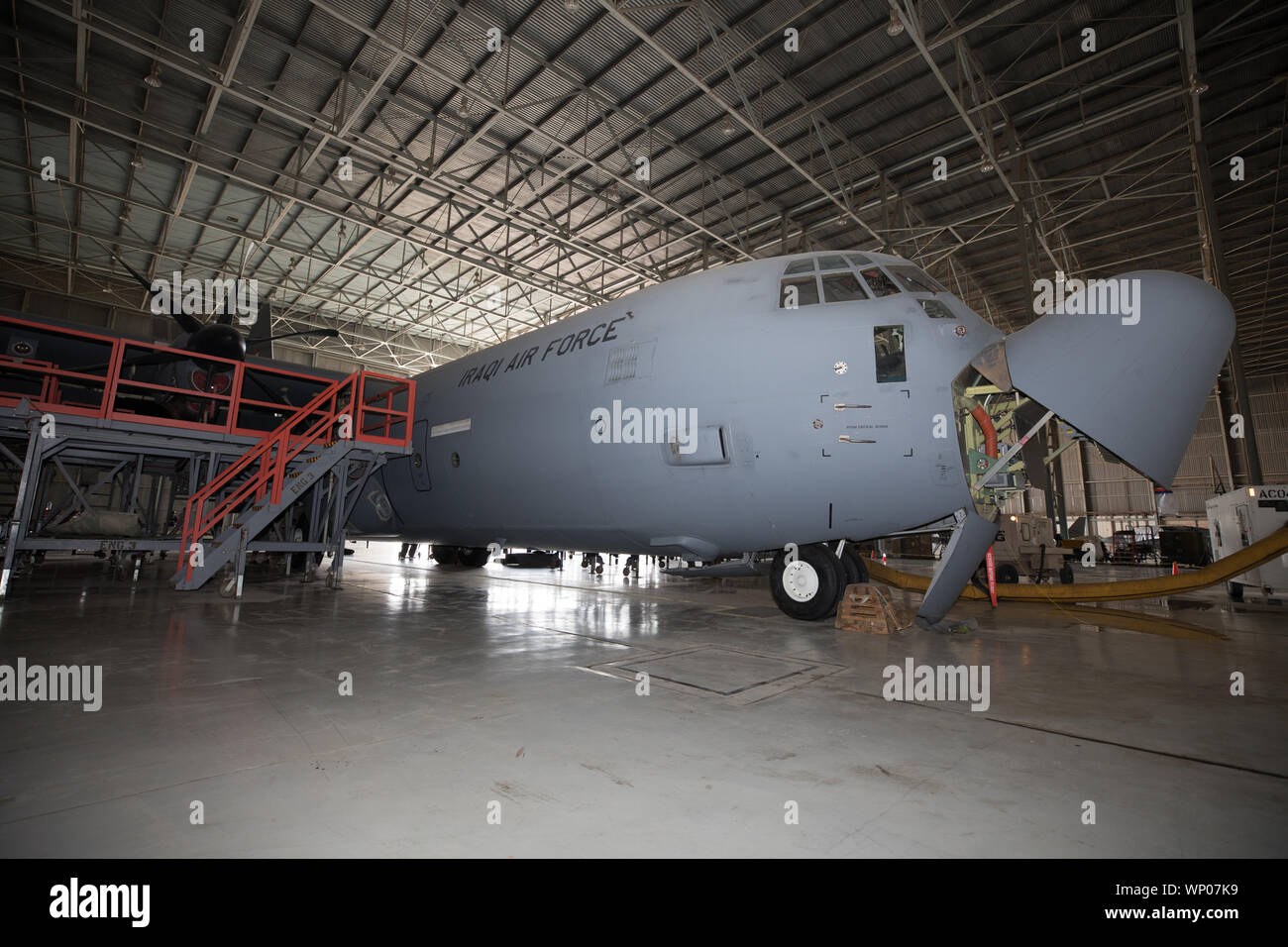 Eine irakische C-130J Super Hercules sitzt für eine Inspektion an der Diplomatie Support Center in Bagdad, Irak, Aug 4, 2019 zerlegt. Die Berater von der 770th Air Expeditionary beratenden Squadron und irakische Luftwaffe Mitglieder, vorgeformte eine obligatorische vorbeugende Wartung Inspektionen an einen Super C-130J Hercules als C2 prüfen. Die Kontrollen werden alle 72 Monate durchgeführt, um die Flugzeuge zu gewährleisten unterhält Flug Würdigkeit. Combined Joint Task Force - inhärenten Lösen, Berater, darunter auch Amerikaner und mehr als ein Dutzend andere Nationalitäten sind im Irak die irakischen Sicherheitskräfte zu unterstützen Stockfoto