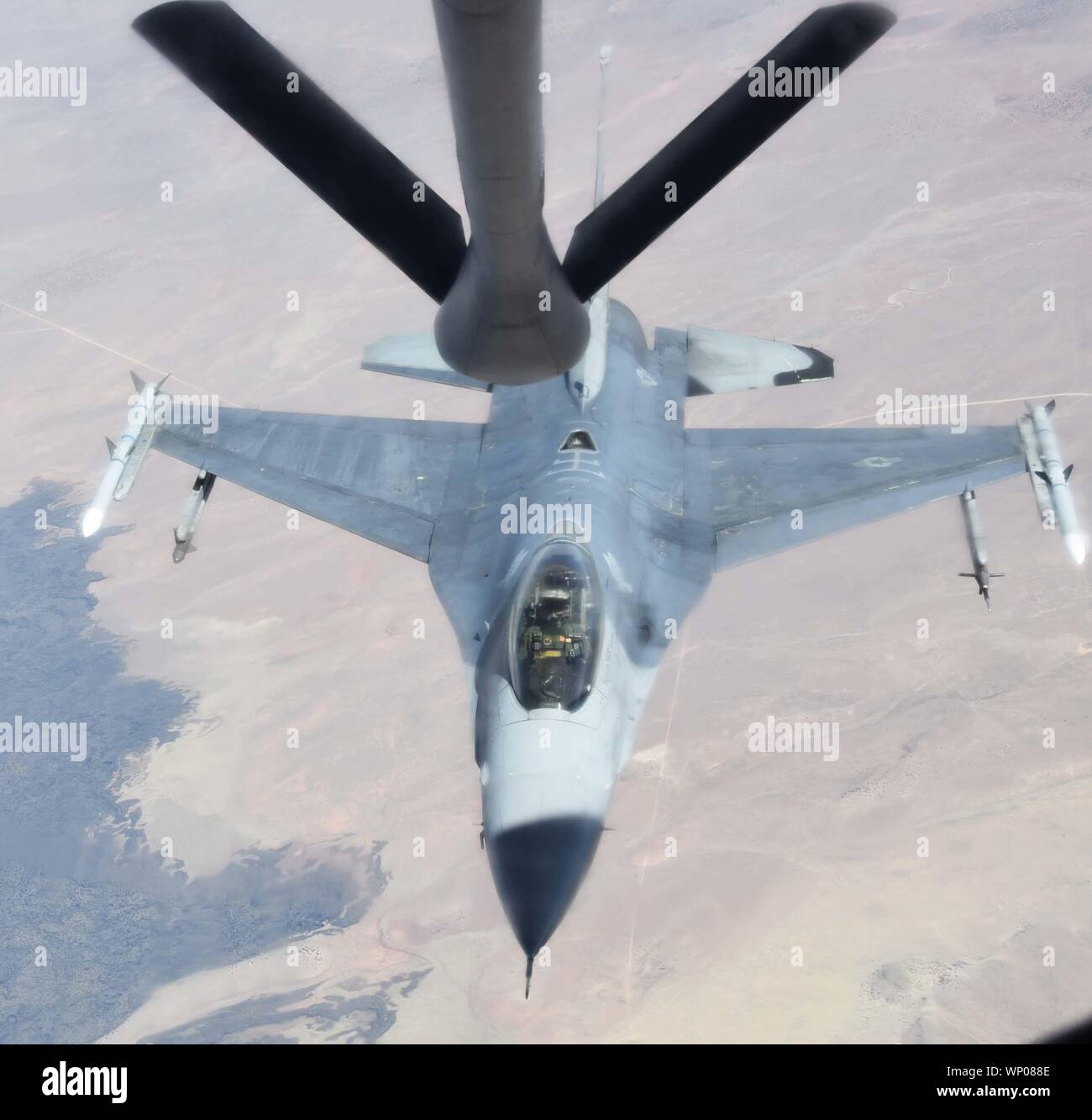 Eine F-16 Fighting Falcon von der 54th Fighter Squadron aus Holloman Air Force Base, N.M., Ansätze der Boom von einer KC-135 Stratotanker von McConnell AFB, Kan., 9. April 2019. Während des Fluges, die KC-135 Crew betankt insgesamt fünf F-16 und 12 Kontakte. (U.S. Air Force Foto von Tech. Sgt. Abigail Klein) Stockfoto