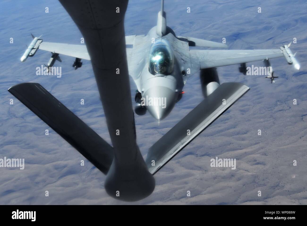 Eine F-16 Fighting Falcon von der 54th Fighter Squadron aus Holloman Air Force Base, N.M., Ansätze der Boom von einer KC-135 Stratotanker von McConnell AFB, Kan., 9. April 2019. Während des Fluges, die KC-135 Crew betankt insgesamt fünf F-16 und 12 Kontakte. (U.S. Air Force Foto von Tech. Sgt. Abigail Klein) Stockfoto