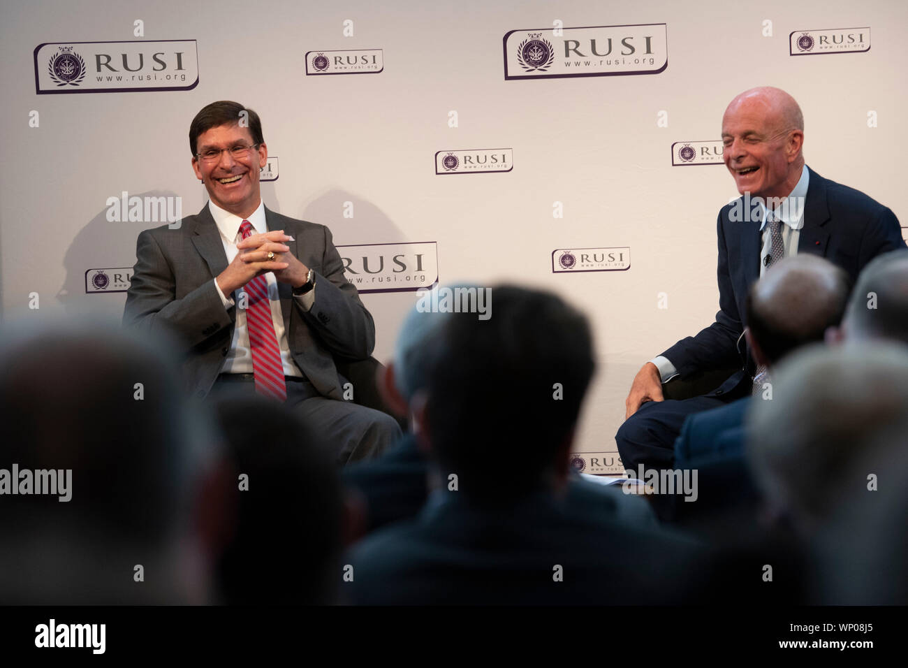 Verteidigungsminister Dr. Mark T. Esper liefert Erläuterungen im Royal United Services Institute, oder RUSI, London, England, Sept. 6, 2019. (DoD Foto von Lisa Ferdinando) Stockfoto