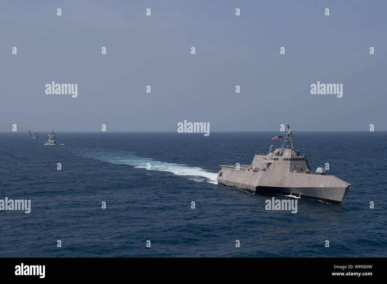 Golf von Thailand (Sept. 4, 2019) - USS Montgomery (LCS 8), eine Unabhängigkeit - Variante Littoral Combat Ship, Segel, die sich in der Ausbildung bei einem Foto Übung im Rahmen des ASEAN-US Maritime Übung (AUMX). Die erste AUMX, Co -, die durch die USA und die Königlich Thailändische marine Led, mit maritimen Kräfte aus den USA und aus allen 10 ASEAN-Mitgliedstaaten. AUMX fördert die gemeinsamen Verpflichtungen Partnerschaften, Sicherheit und Stabilität in Südostasien auf den Seeverkehr. (U.S. Marine Foto von Mass Communication Specialist 1. Klasse Alexandra Seeley) Stockfoto