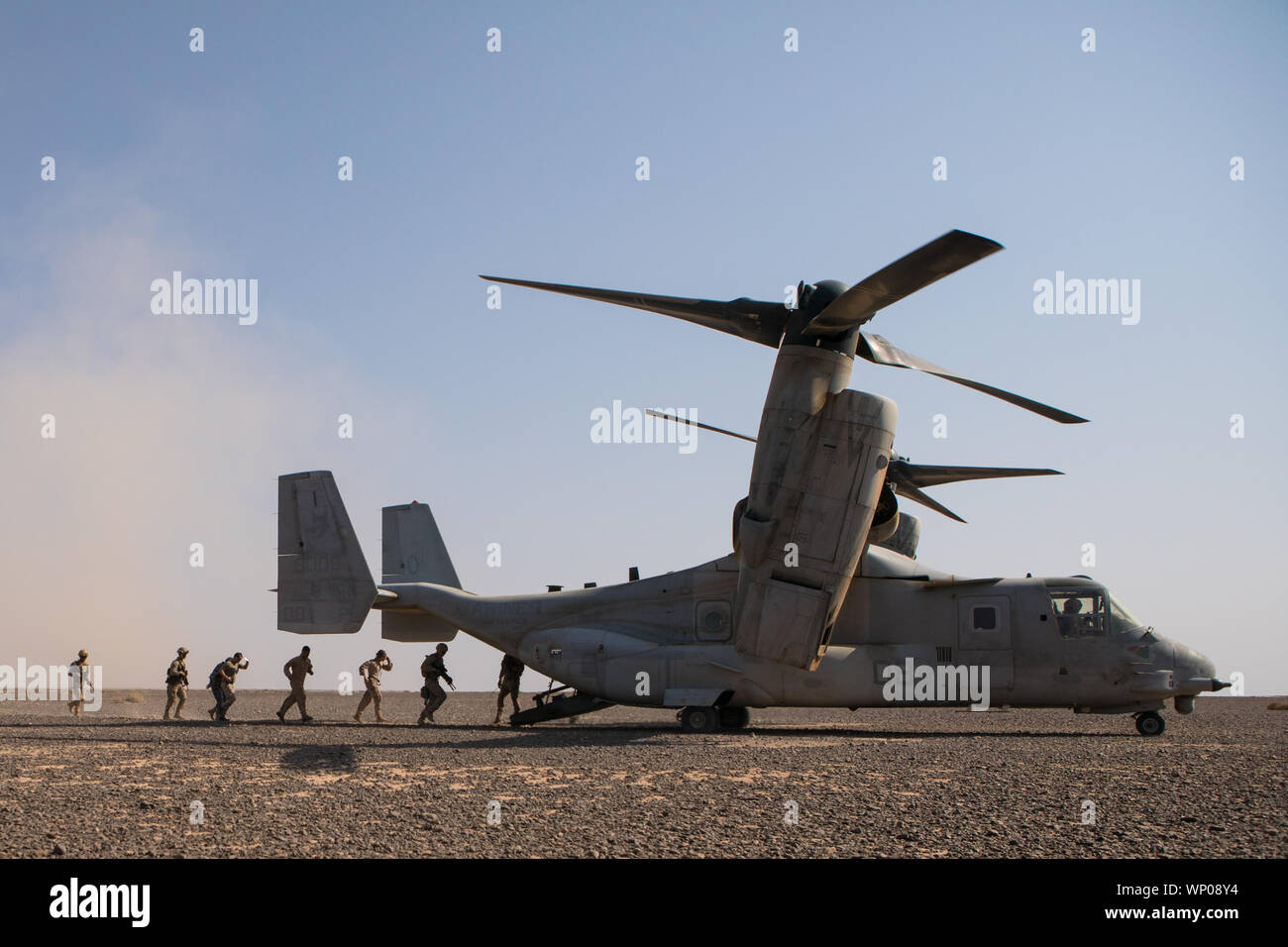 Us-Marines mit 1St Battalion, 7th Marines, Special Purpose Marine Air-Ground Task Force Krise Response-Central Befehl angehängt, und Soldaten, die mit der Schnellen Eingreiftruppe Brigade, Jordanien Streitkräfte, die Teilnahme an einem taktischen Recovery von Flugzeugen und Personal Übung (Trapex) in Jordanien während der Übung eifrig, Lion, Sept. 1, 2019. Eifrig, Lion, US Central Command der größte und komplexeste ausüben, ist eine Gelegenheit, Kräfte in einem multilateralen Umwelt zu integrieren, arbeiten in realistischen Gelände und militärische Stärkung der militärischen Beziehungen. (U.S. Marine Corps Foto von Lance Cpl. Sah Stockfoto