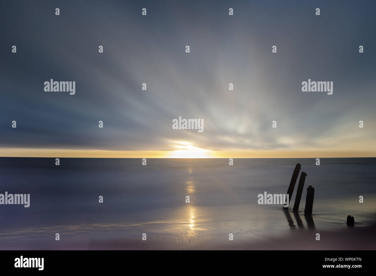 Sun spähen durch bewegte Nebel Wolken. Stockfoto