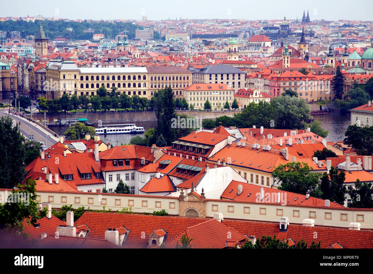 Die Dächer von Prag mit Moldau in der Mitte. In Prag in der Tschechischen Republik Stockfoto