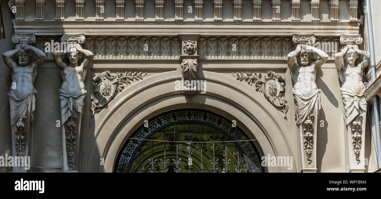 Bukarest, Rumänien - August 08, 2018: Das monumentale Portal mit Statuen aus der Eingang zum Macca-Vilacrosse Passage, erbaut im Jahre 1891, von Doamne Stockfoto