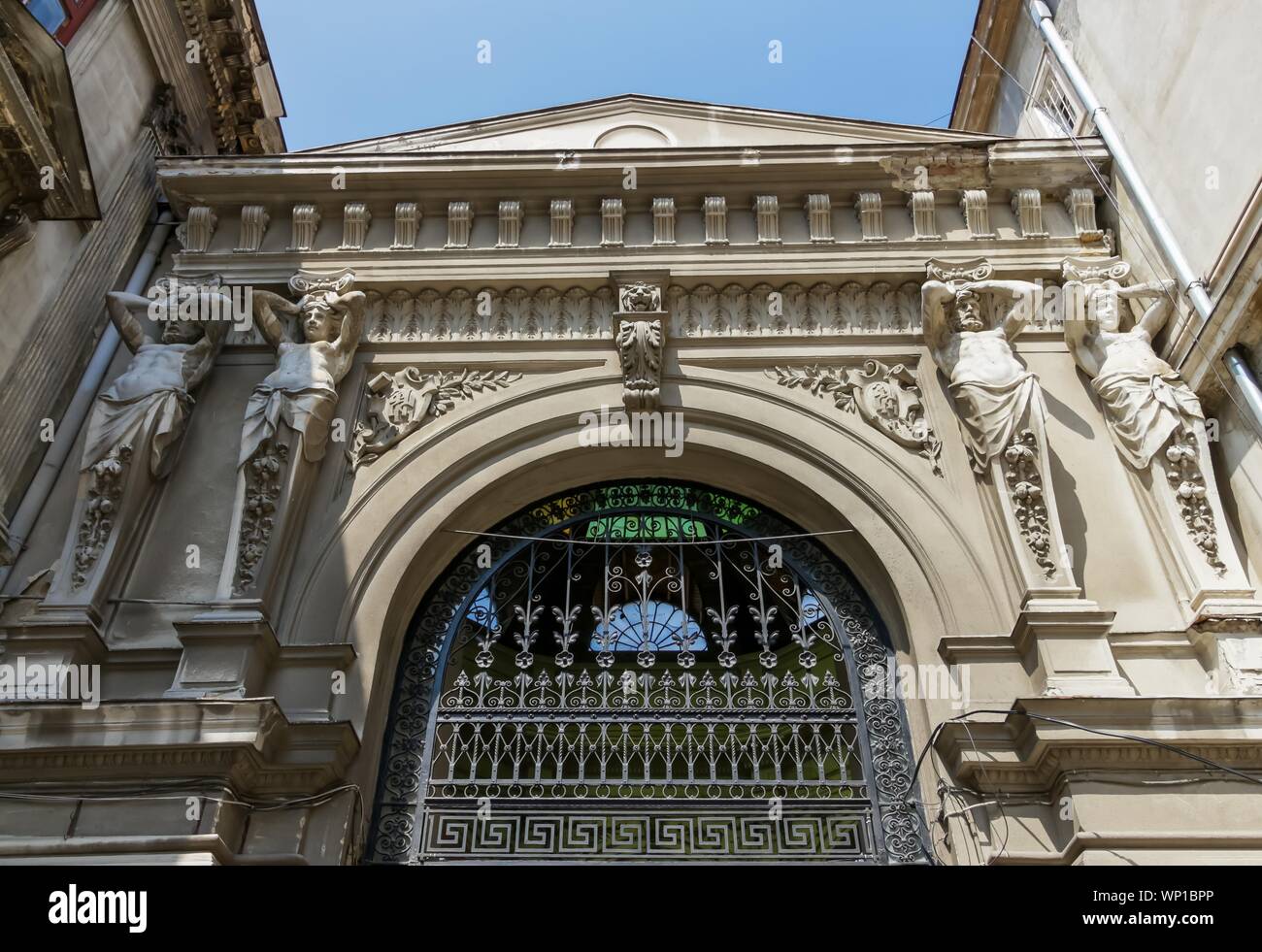 Bukarest, Rumänien - August 08, 2018: Das monumentale Portal mit Statuen aus der Eingang zum Macca-Vilacrosse Passage, erbaut im Jahre 1891, von Doamne Stockfoto
