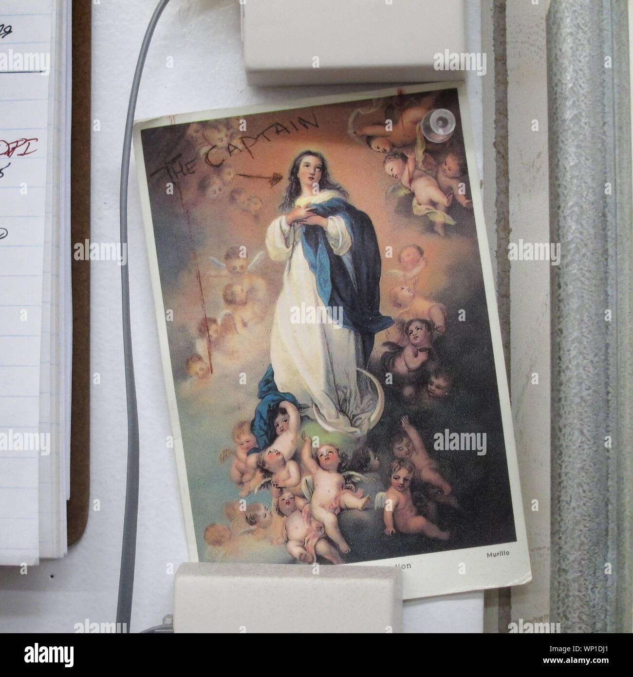 Ein Bild der Jungfrau Maria, die von vielen Engeln umgeben Stockfoto