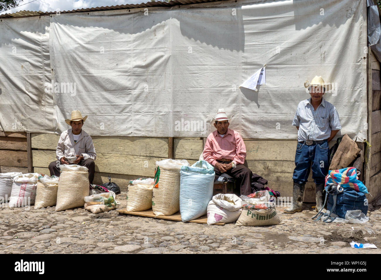 Chichicastenango, Guatemala - Maya-Bauern verkaufen Getreide auf dem Straßenmarkt in der Stadt Stockfoto