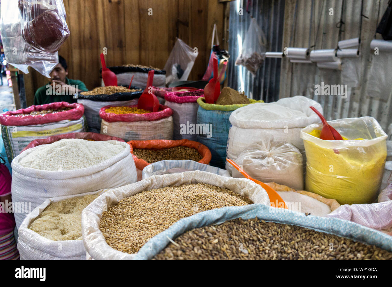 Chichicastenango Markt, Gewürze, Getreide und Chiles zum Verkauf im Mercado - Chichicastenango, Guatemala Stockfoto