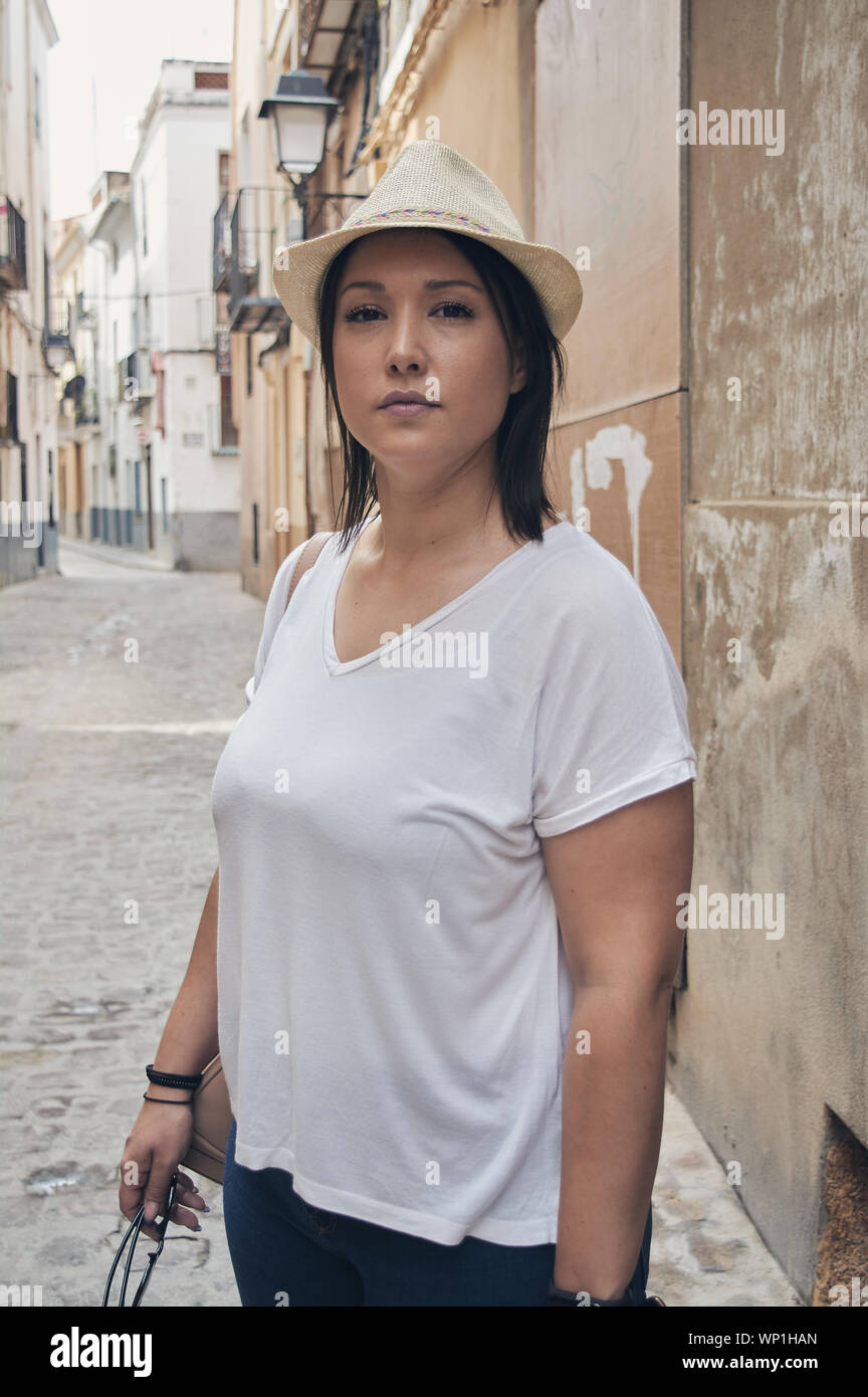 Portrait von Tourist girl auf Kamera beim Spaziergang durch die Altstadt Stockfoto