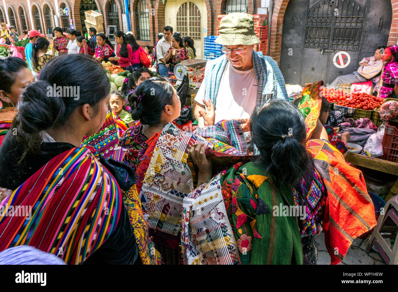 Maya Frauen Textilien für Touristen auf der Straße Markt in Chichicastenango, Guatemala verkaufen Stockfoto