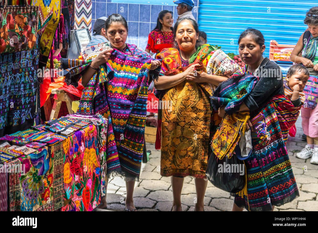 Maya Frauen Textilien für Touristen auf der Straße Markt in Chichicastenango, Guatemala verkaufen Stockfoto