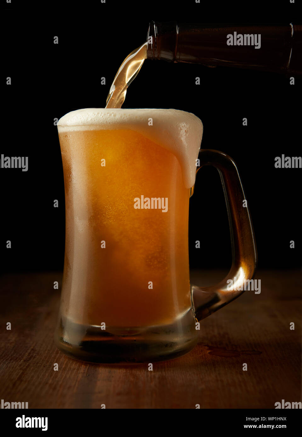 Kalten Glas Bier gezapft Stockfoto