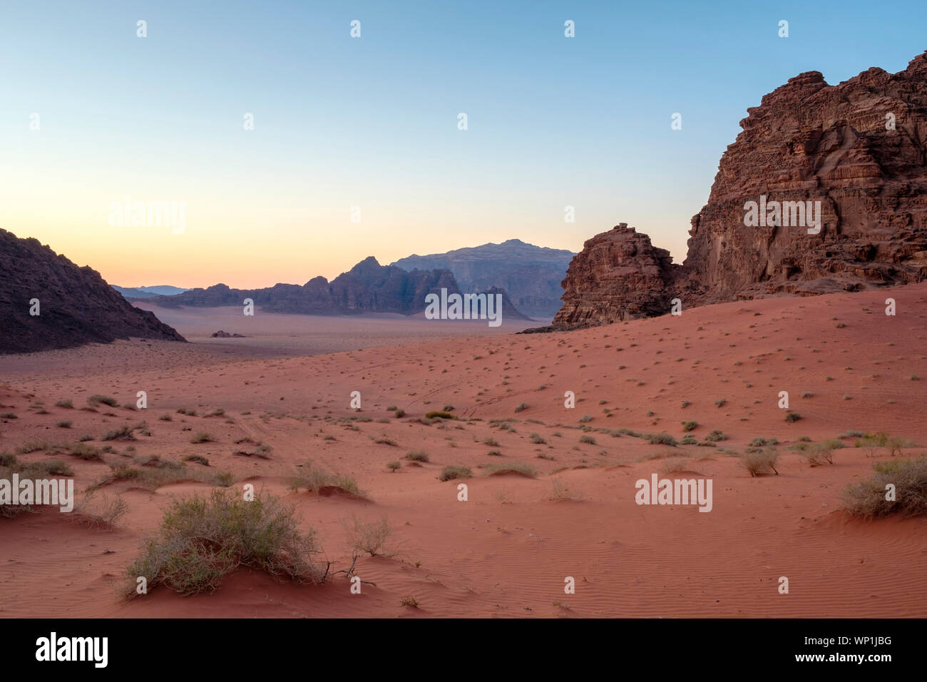 Jordanien, Aqaba Governorate, Wadi Rum. Wadi Rum geschützter Bereich, UNESCO-Weltkulturerbe. Blick auf die Landschaft der Wüste bei Sonnenuntergang. Stockfoto