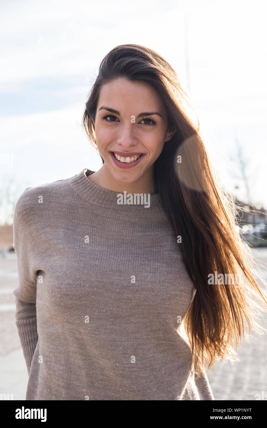 Porträt der glückliche junge Frau in Boadilla del Monte, Spanien Stockfoto