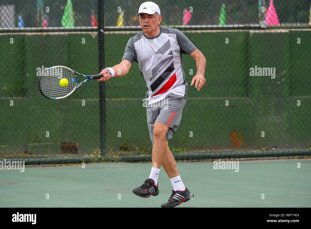 Changchun, Jilin Provinz Chinas. 7. Sep 2019. Vladimir Mikelishvili Russlands hits eine Rückkehr während der 2019 ITF Seniors Tennis Stromkreis Changchun in Changchun, Hauptstadt der Provinz Jilin im Nordosten Chinas, Sept. 7, 2019. Credit: Zhang Nan/Xinhua/Alamy leben Nachrichten Stockfoto