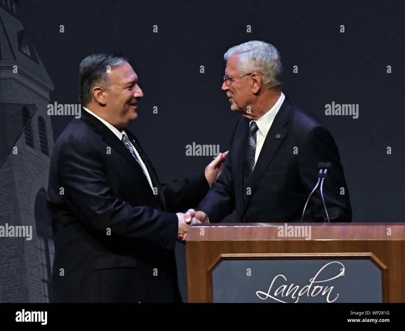 Manhattan, Kansas, USA, September 6, 2019. United States Staatssekretär Mike Pompeo eingeführt durch Kansas State University Präsident Richard Myers als Pompeo ist die Lieferung der ersten Landon Vortrag dieses Schuljahres, Stockfoto