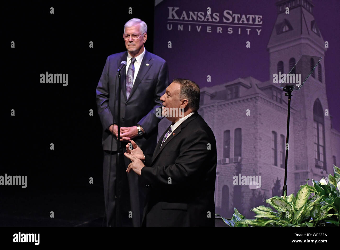 Manhattan, Kansas, USA, September 6, 2019. United States Staatssekretär Mike Pompeo Antworten eine Frage von einem Zuschauer während der Kansas State University Präsident Richard Myers nach Pompeo den ersten Landon Vortrag gab dieses Schuljahres sieht Stockfoto