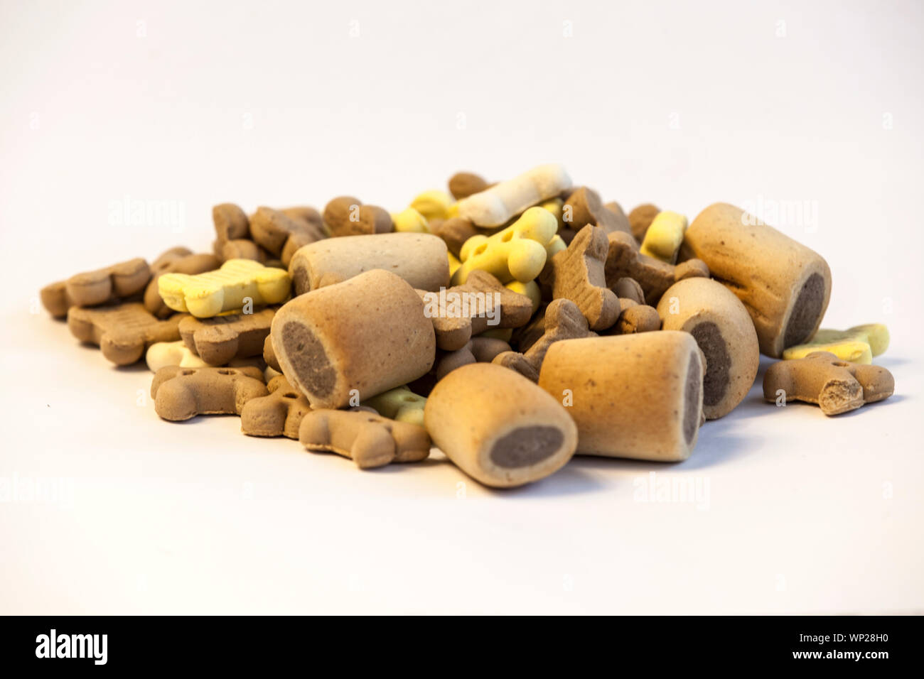 Hundefutter closeup auf weißem Hintergrund Stockfoto
