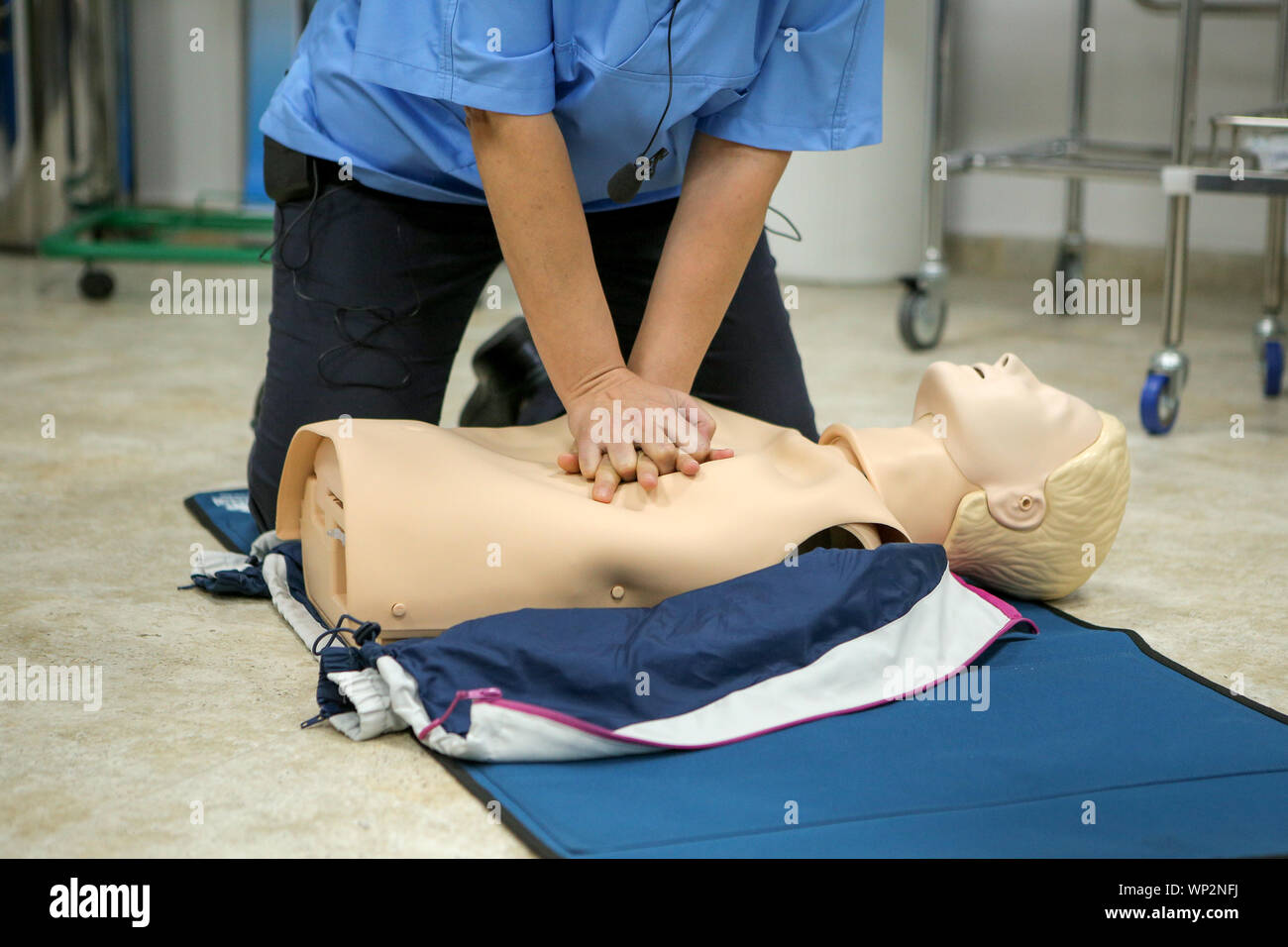 Frau medic demonstriert CPR-Methoden auf einen Kunststoff mannequin Stockfoto