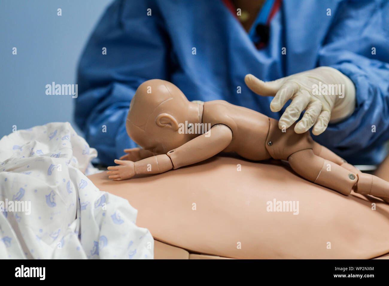 Details mit Plastik Dummies, die einer Frau und ihrem neugeborenen Baby durch Ärzte und Hebammen für Geburt Praxis verwendet Stockfoto