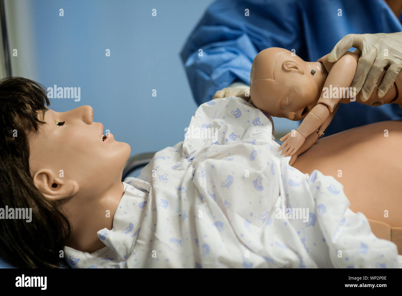 Details mit Plastik Dummies, die einer Frau und ihrem neugeborenen Baby durch Ärzte und Hebammen für Geburt Praxis verwendet Stockfoto