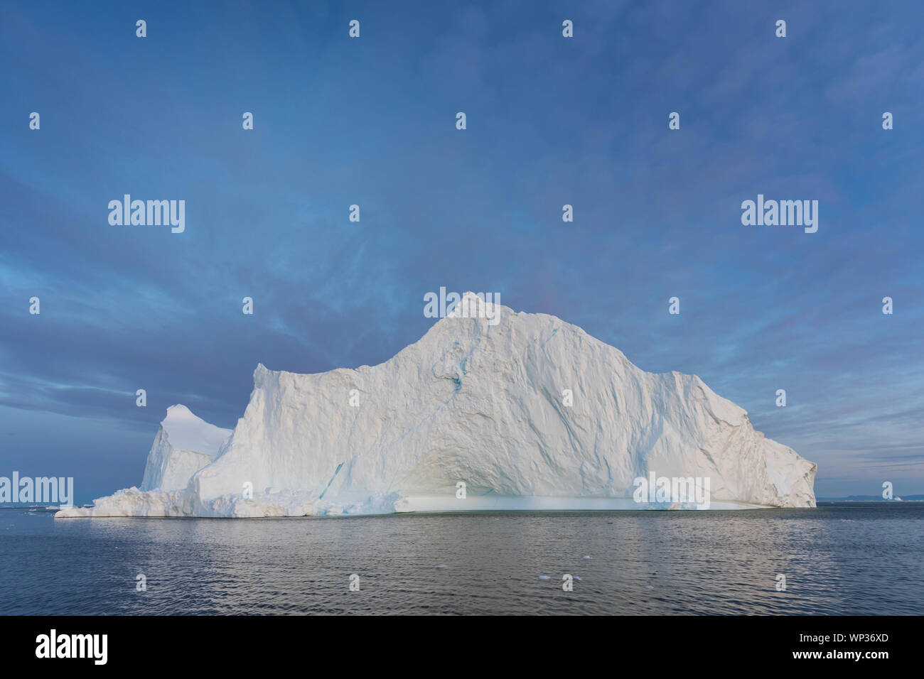 Eisberge vor der Fischerei Stadt Ilulissat auf Grönland. Natur und Landschaft Grönlands. Reisen auf dem Schiff unter Ices. Marine Stockfoto