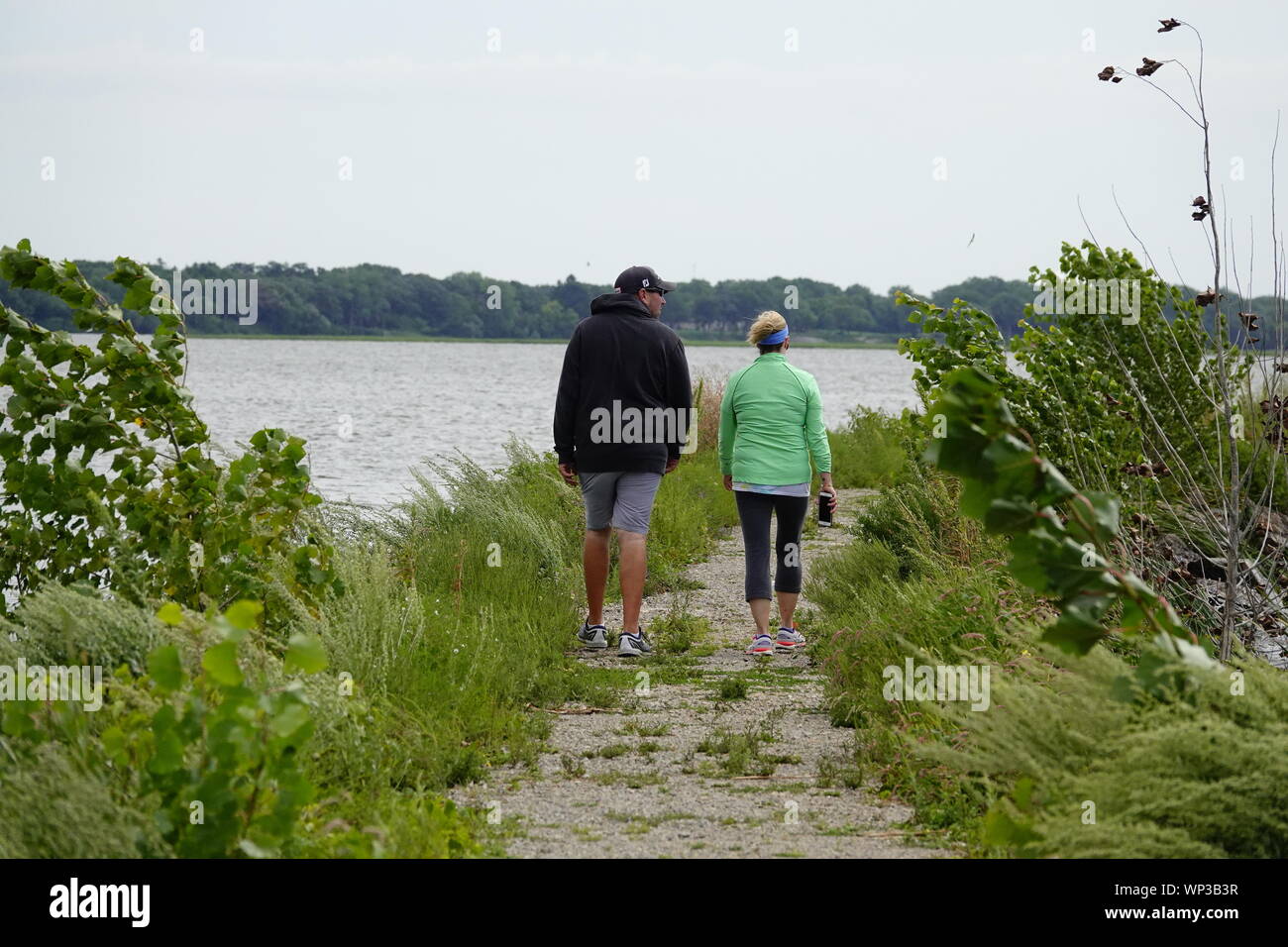 Pfad, Wandern, Natur, Reisen, Berge, Wandern, Landschaft, Trail, Wald, Sommer, Grün, Park, Outdoor, Abenteuer, Wandern, Landschaft, Baum, Ansicht, Himmel, trekki Stockfoto