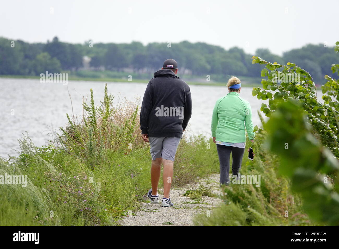 Pfad, Wandern, Natur, Reisen, Berge, Wandern, Landschaft, Trail, Wald, Sommer, Grün, Park, Outdoor, Abenteuer, Wandern, Landschaft, Baum, Ansicht, Himmel, trekki Stockfoto
