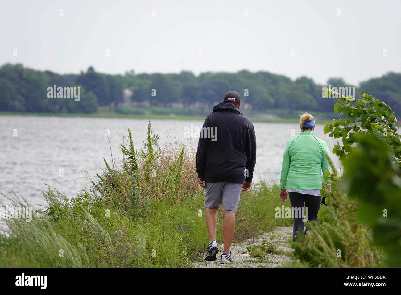 Pfad, Wandern, Natur, Reisen, Berge, Wandern, Landschaft, Trail, Wald, Sommer, Grün, Park, Outdoor, Abenteuer, Wandern, Landschaft, Baum, Ansicht, Himmel, trekki Stockfoto