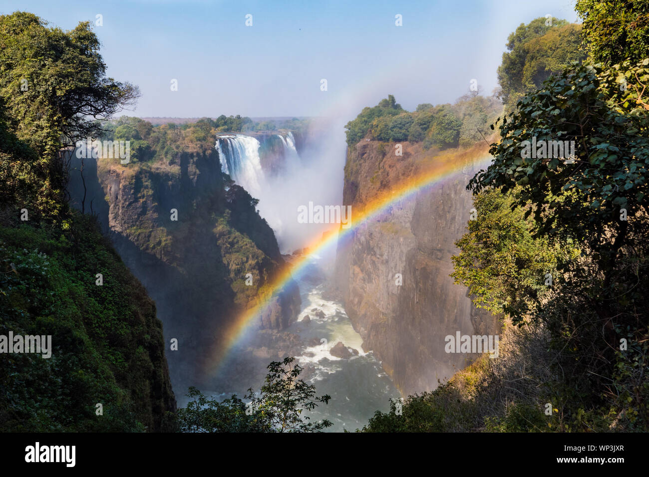 Victoria Falls und Schlucht mit Regenbogen, Sambesi, zwischen Simbabwe und Sambia, Afrika Stockfoto