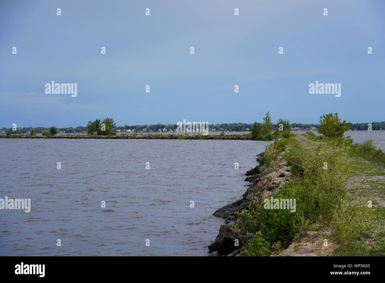 Pfad, Wandern, Natur, Reisen, Berge, Wandern, Landschaft, Trail, Wald, Sommer, Grün, Park, Outdoor, Abenteuer, Wandern, Landschaft, Baum, Ansicht, Himmel, trekki Stockfoto