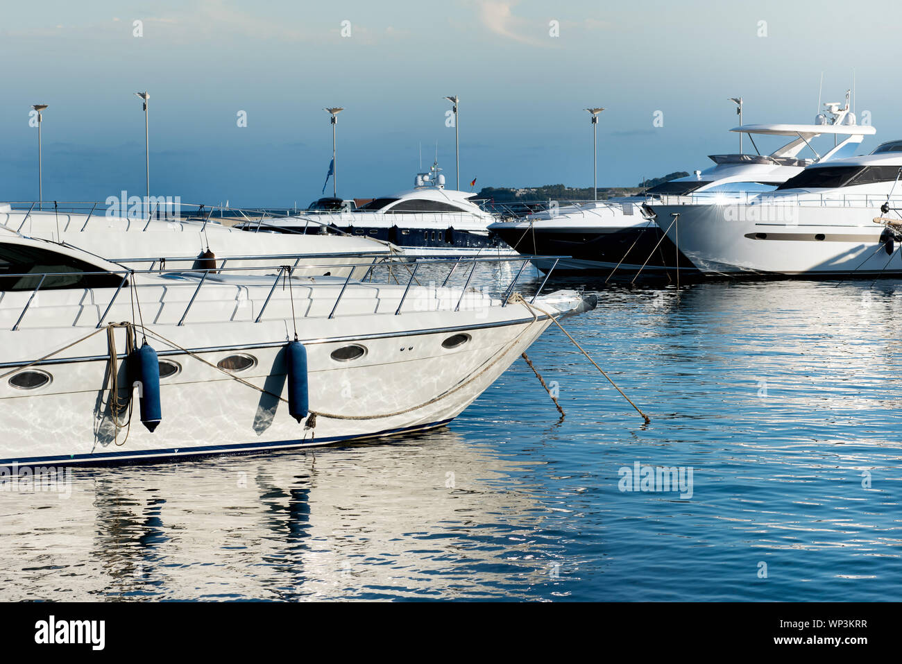 Luxus Motorboote und Yachten im Hafen oder Marina in den geschützten sonnigen Wasser spiegelt günstig Stockfoto