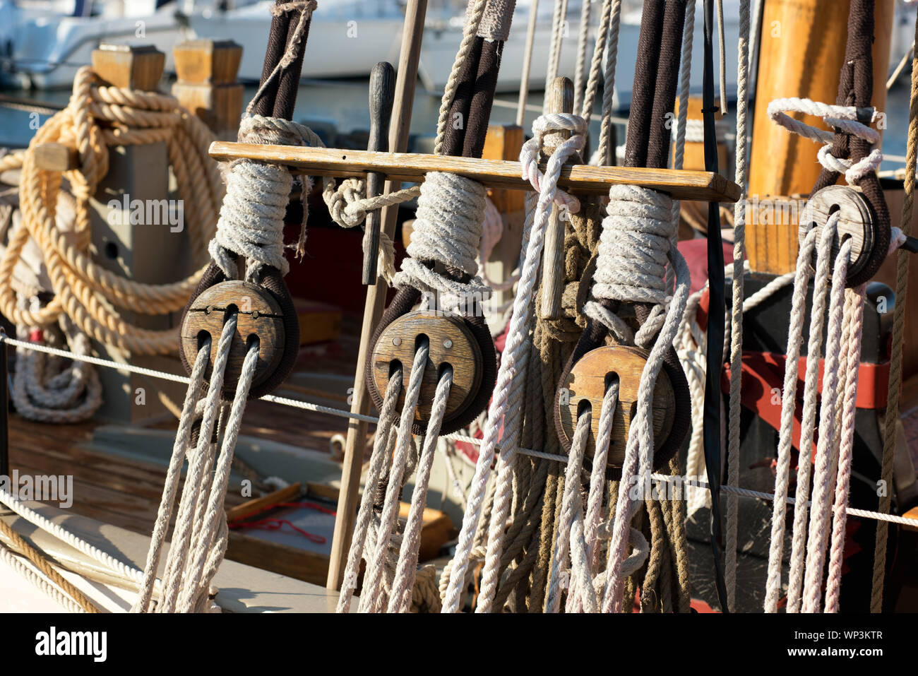 Close up Details der Seile oder Bindfäden und einen Block in der takelage eines alten hölzernen Segelboot oder große Schiff vertäut im Freien Stockfoto