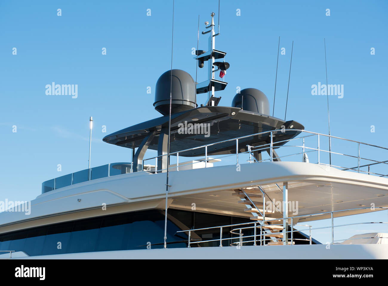 Radar- und Navigationsgeräte auf dem Dach eines weißen Luxus motor yacht gegen den blauen Himmel Stockfoto