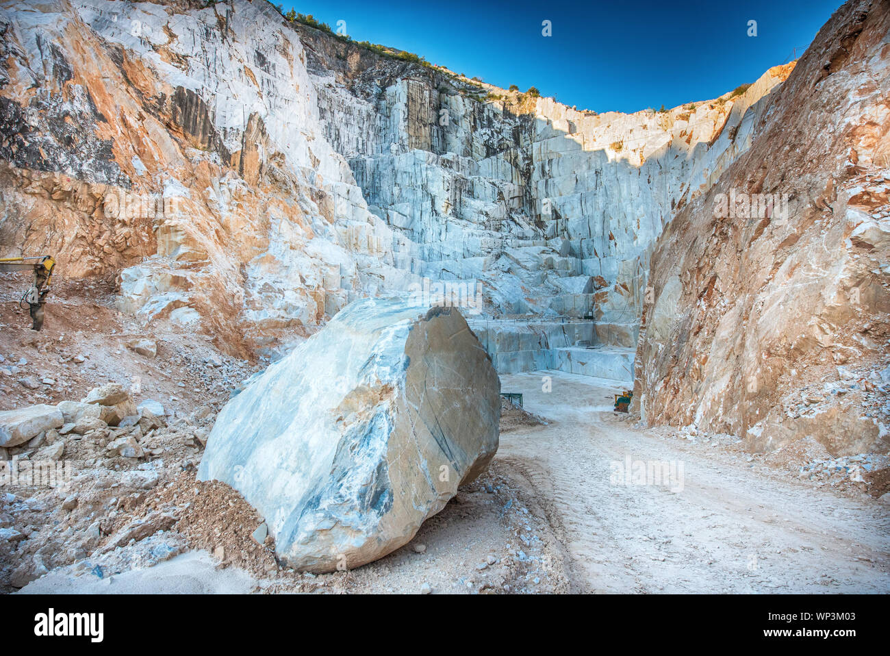 Große Felsbrocken aus weißem Carrara Marmor am Eingang zu einem Tagebau Grube in der Toskana, Italien Stockfoto