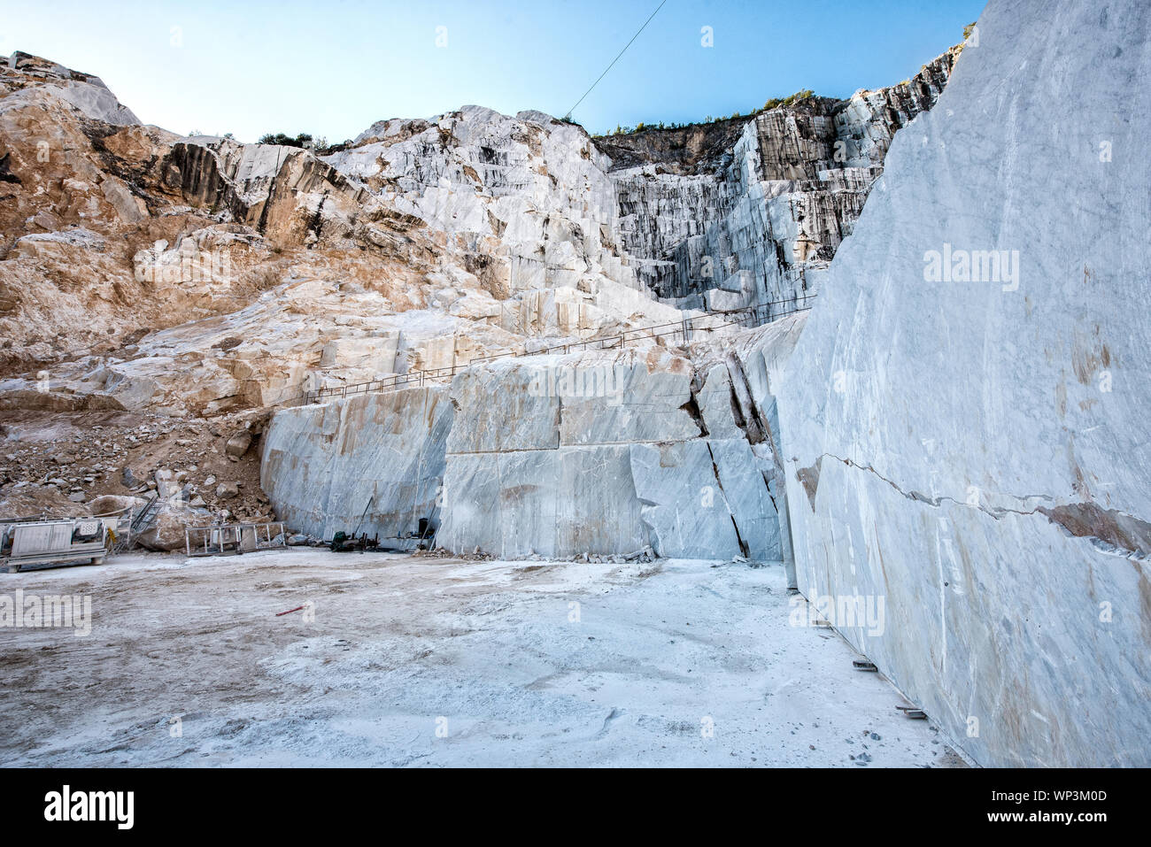 In einem Marmor Höhlen- oder Tagebau Grube mit Blick nach unten einen zurückweichenden Felswand von weißem Marmor aus Carrara in der Toskana, Italien Stockfoto