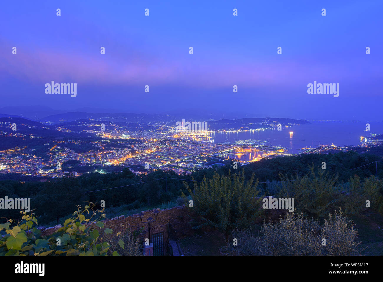 Ansicht bei Nacht von einem Berg von La Spezia Golf, Teil der Nördlichen Tyrrhenischen Meer im Norden Italiens mit einem beleuchteten Stadt und Hafen der Unte Stockfoto