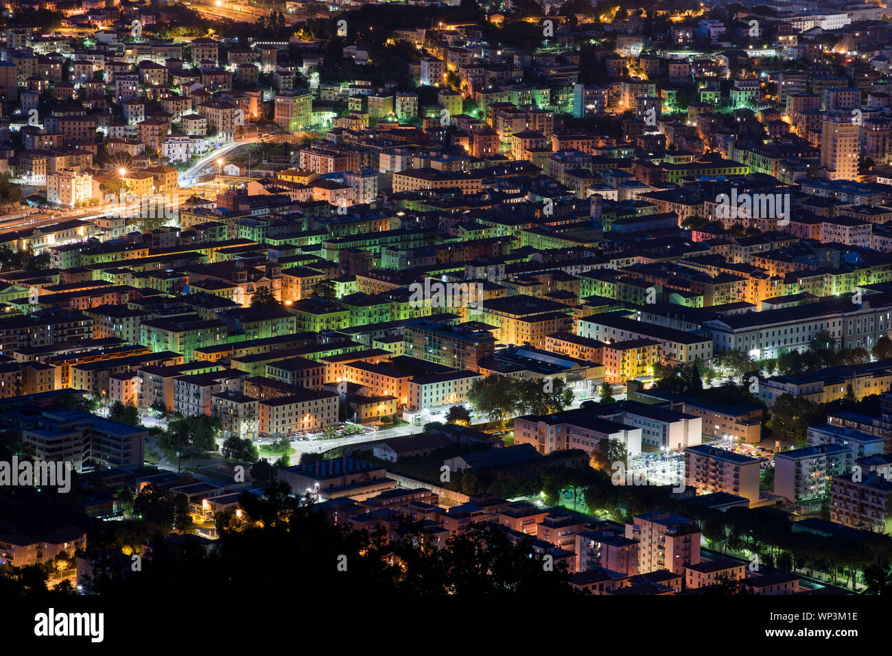 Erhöhte Dach Nacht Blick auf La Spezia, Italien mit bunt leuchtenden Lampen in den Gebäuden in einem Reise- und Tourismus-Konzept Stockfoto