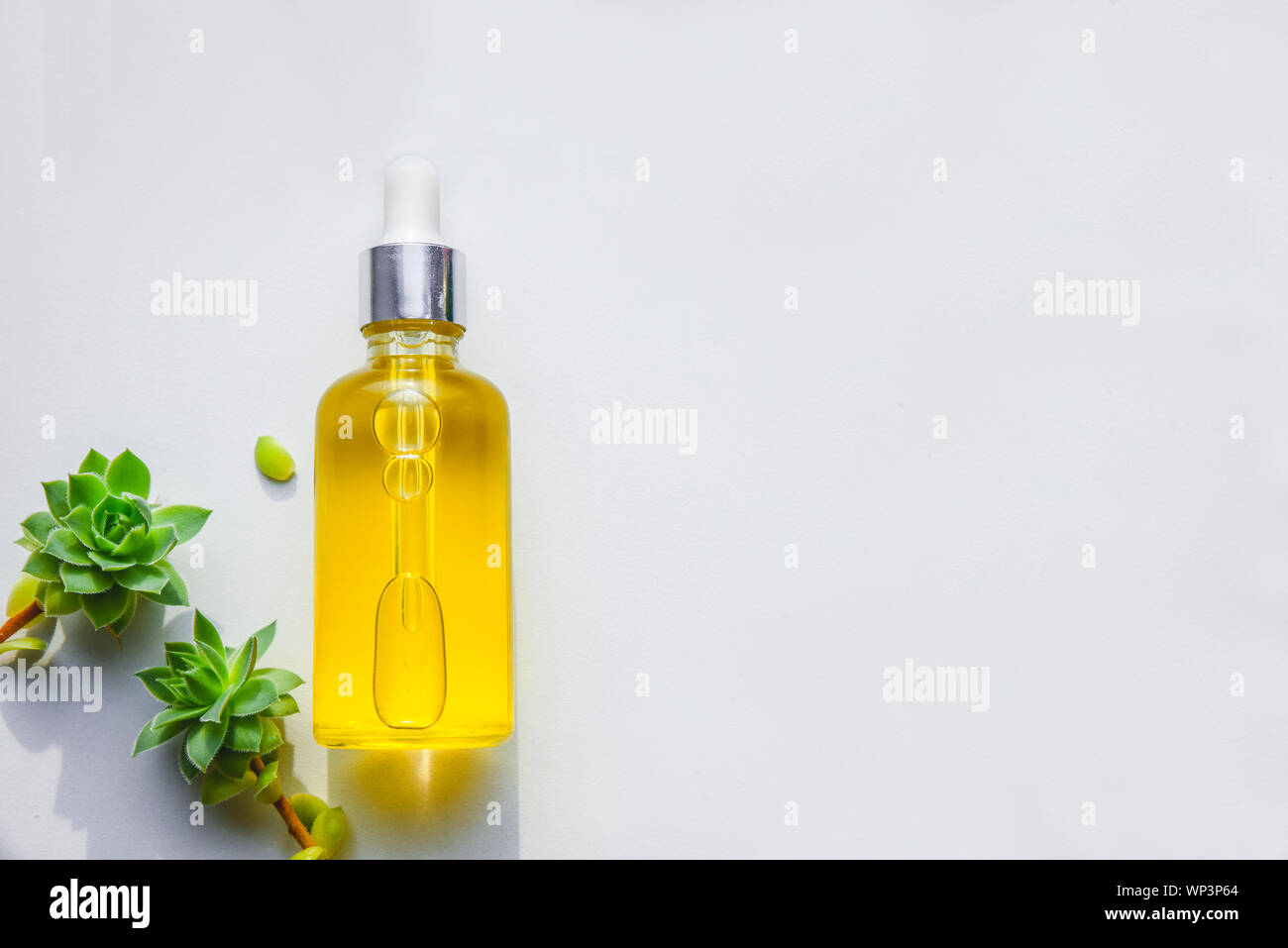 Serum mit natürlichem Vitamin C, kosmetik Öl in einer Glasflasche mit Pipette. Llight Hintergrund Stockfoto