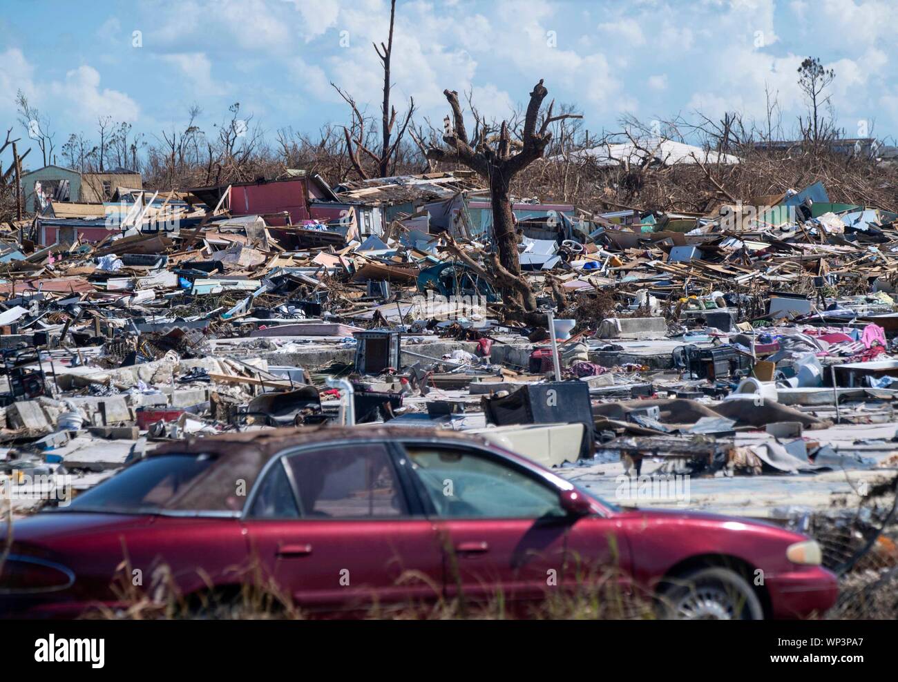 Marsh Harbour, Abaco, Bahamas. 6. Sep 2019. Massive Schäden vom Hurrikan Dorian ist für die Gemeinschaft von Marsh Harbour Abaco in den Bahamas gesehen. Hunderte von Menschen warteten durchgeführt werden, nachdem ihre Stadt Sicherheit wurde durch den Hurrikan Dorian abgeflacht. Credit: Robin Loznak/ZUMA Draht/Alamy leben Nachrichten Stockfoto