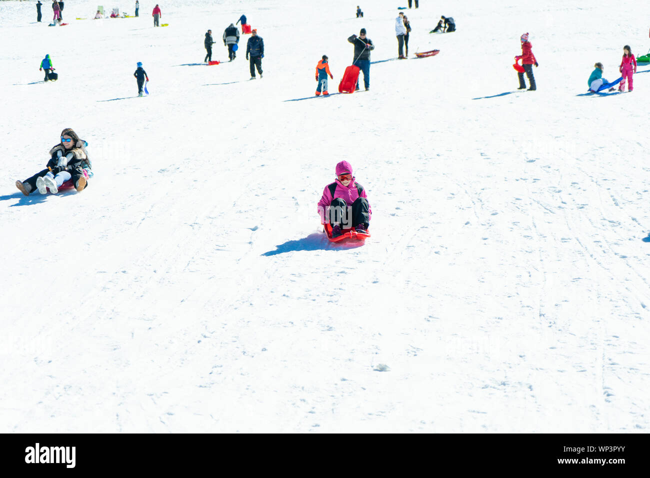 Menschen, die auf Schlitten an der Sierra Nevada Ski Resort. Stockfoto