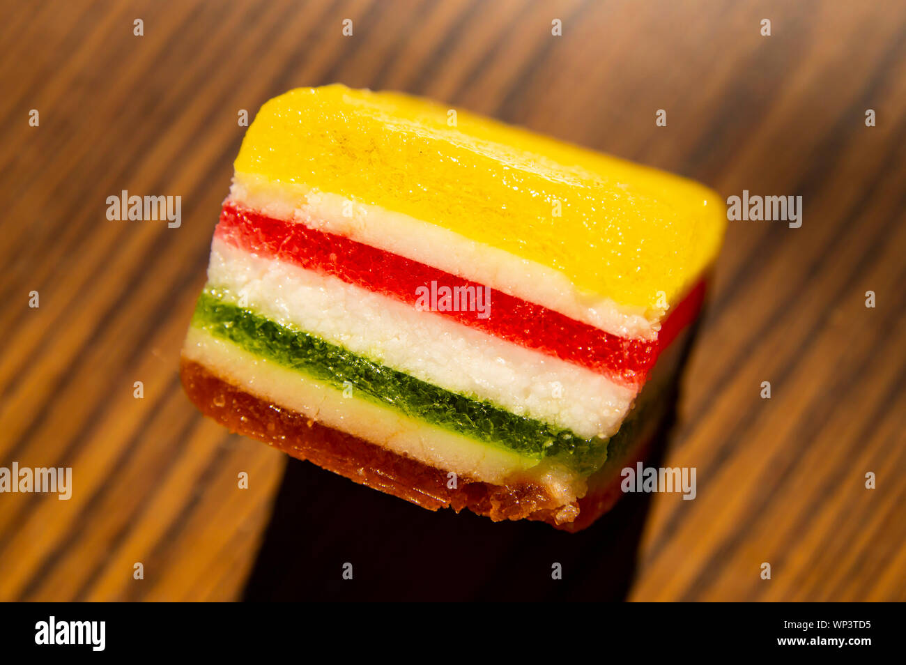 Dessert - Marmelade in einem mehrfarbigen Streifen auf einem Holz- Hintergrund, ein Platz für den Text Stockfoto