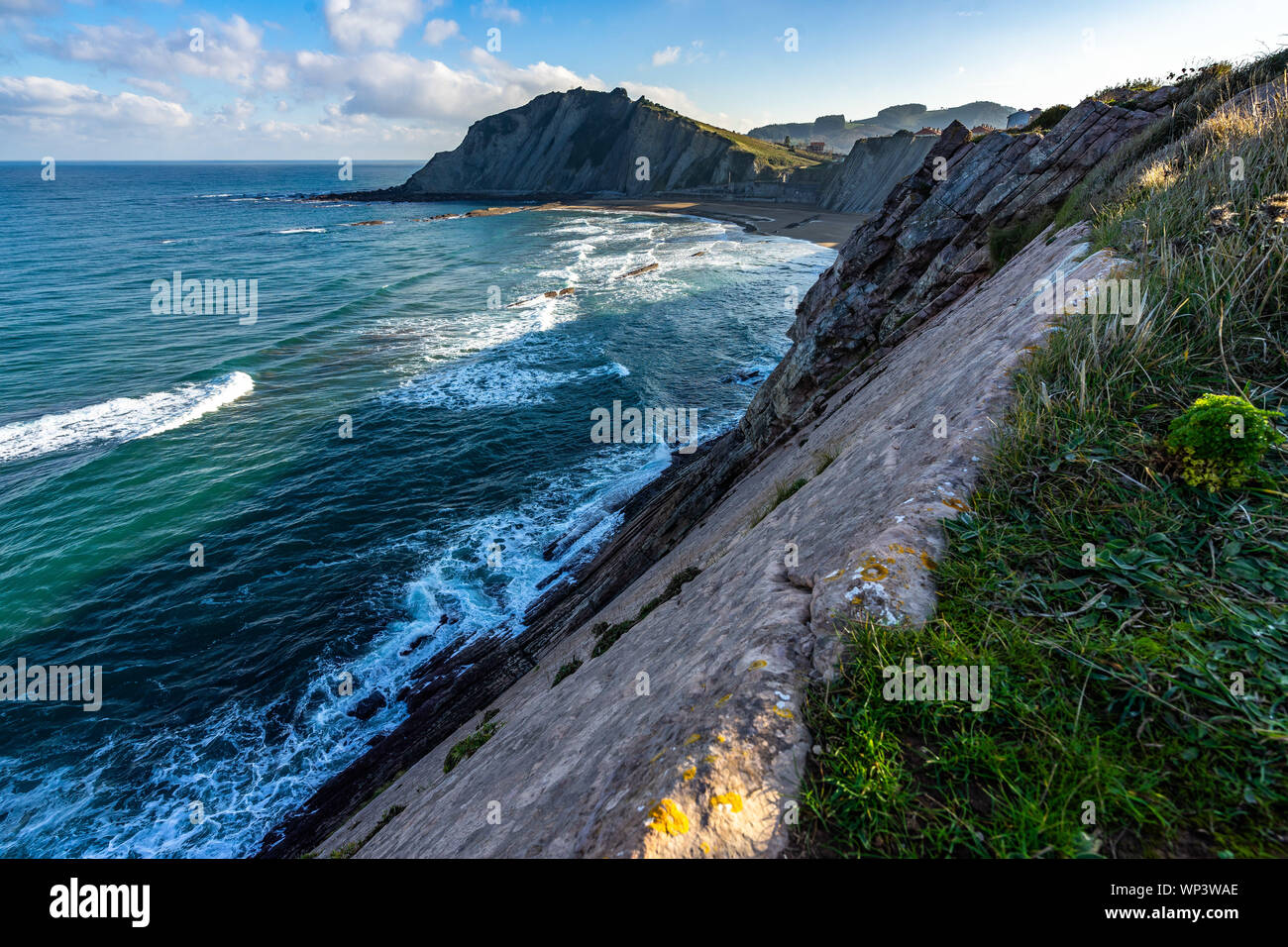 Malerische Klippen mit Blick auf den Atlantischen Ozean in der Nähe von La Ravoire, Baskenland, Spanien Stockfoto