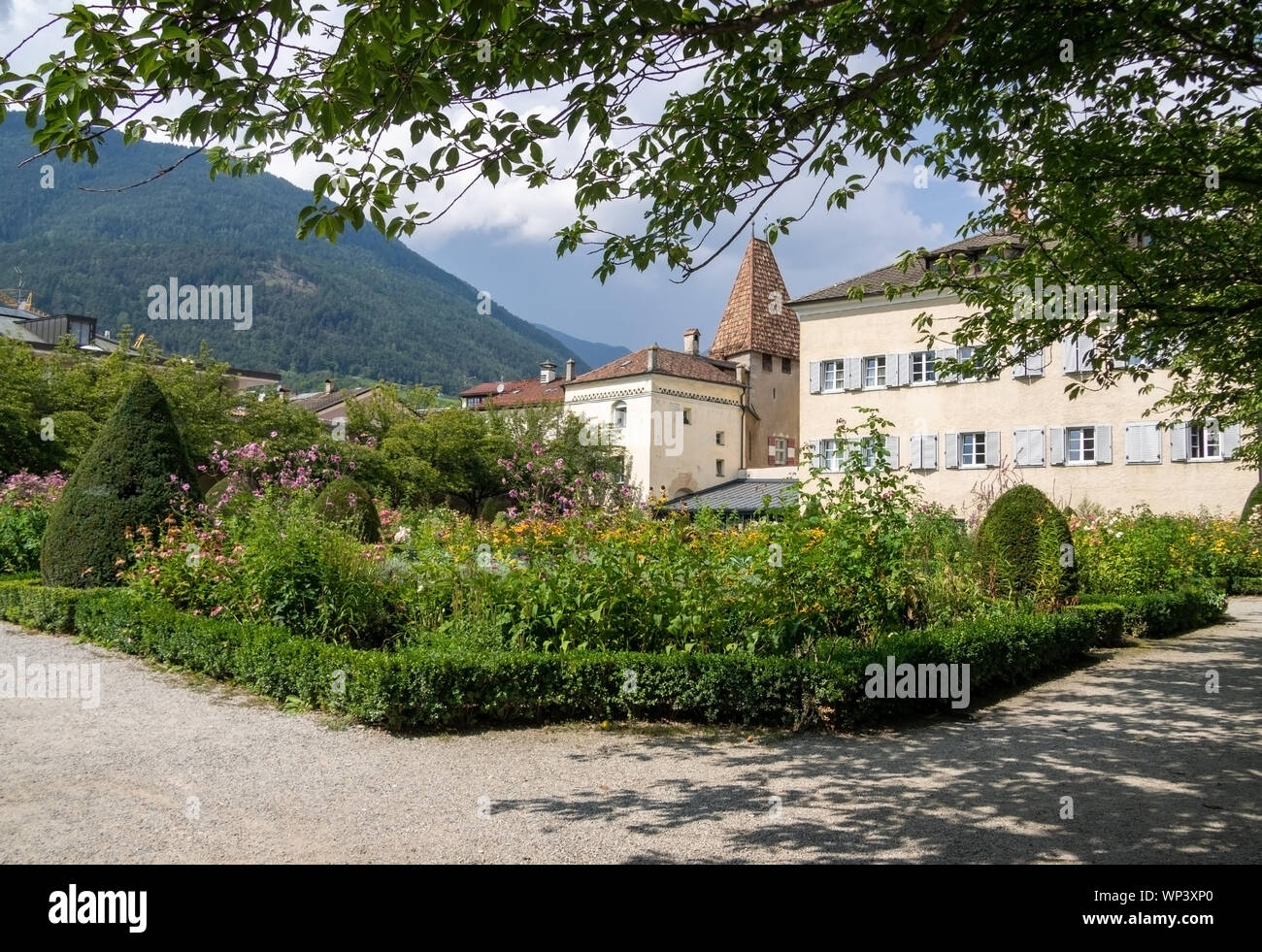 BRIXEN - Bressanone, Italien - 31. AUGUST 2019: Der Hofgarten Gärten im Herbst. Ruhiger Platz. Stockfoto