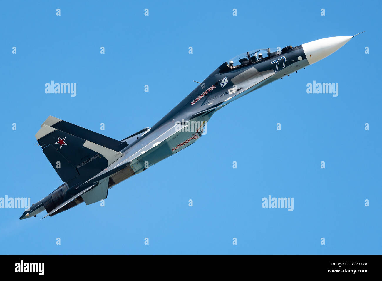 Ein sukhoi Su-30SM 2-Sitz supermaneuverable Kampfjet der Russischen Marine auf der MAKS 2019 Airshow. Stockfoto
