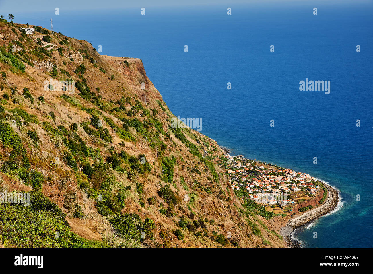 Das kleine Dorf Jardim do Mar, auf der südlichen Seite der Insel Madeira befindet sich am Fuße der hohen Klippen. Stockfoto