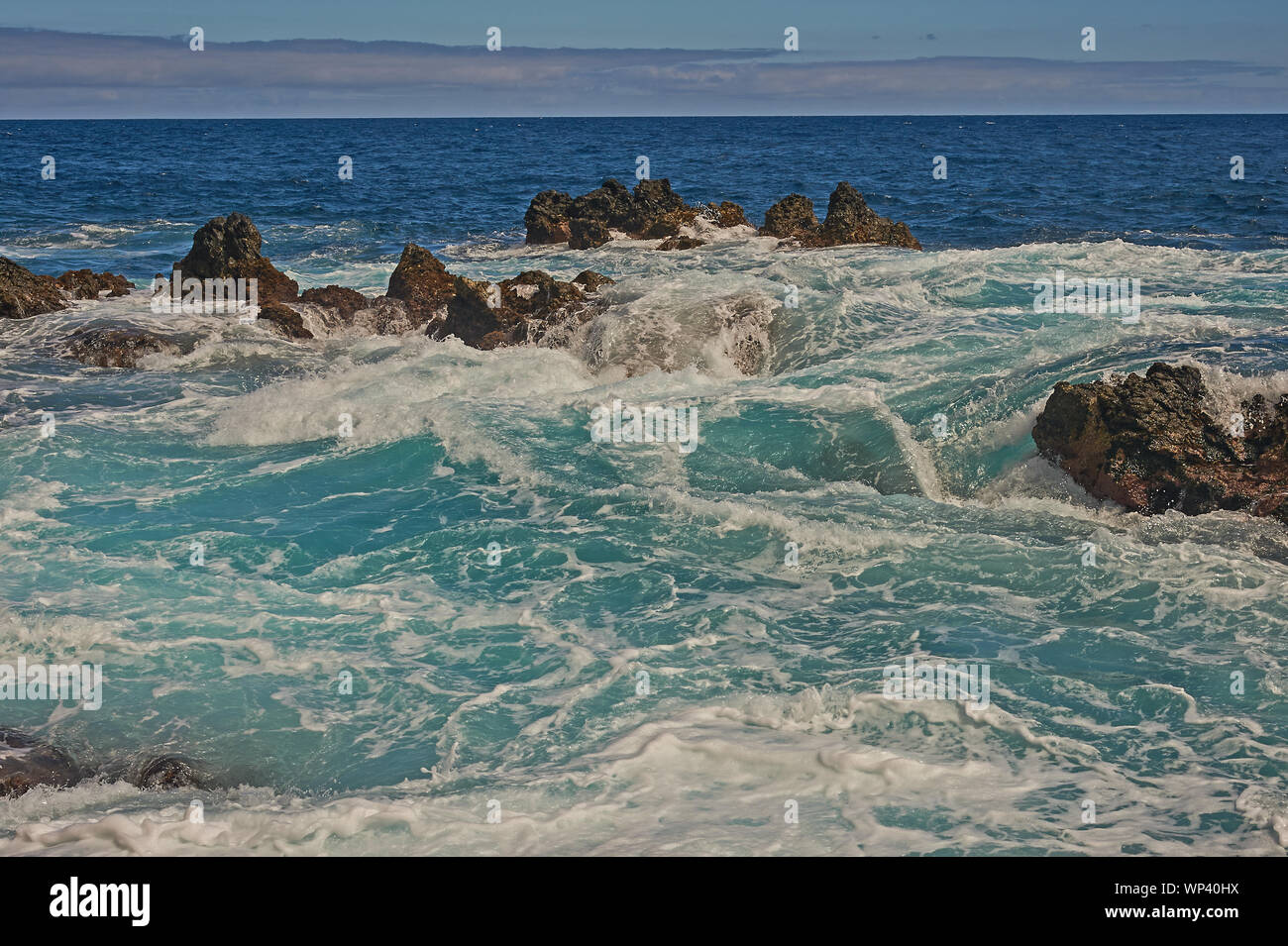 Atlantik und Wellen entlang einer zerklüfteten Küstenlinie. Madeira Stockfoto