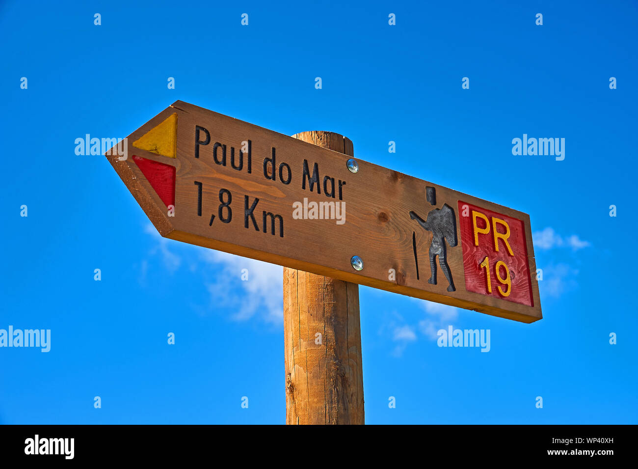 Prazares, Madeira und eine hölzerne Richtung Schild ein Fußweg zu Paul do Mar. Stockfoto