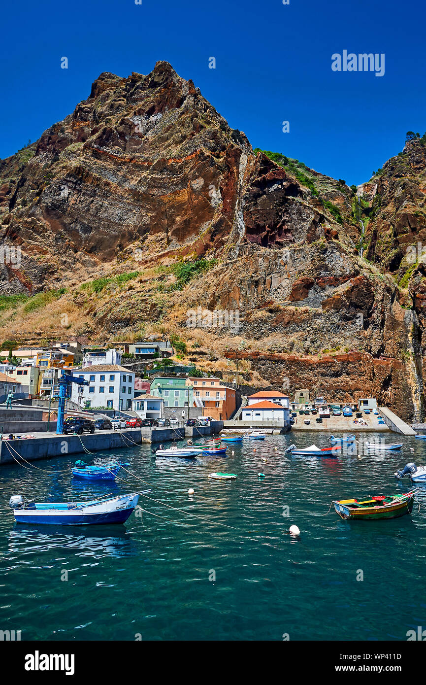 Paul do Mar mit einem kleinen Hafen befindet sich an der südlichen Seite der Insel Madeira und liegt am Fuß des schroffen Klippen Stockfoto